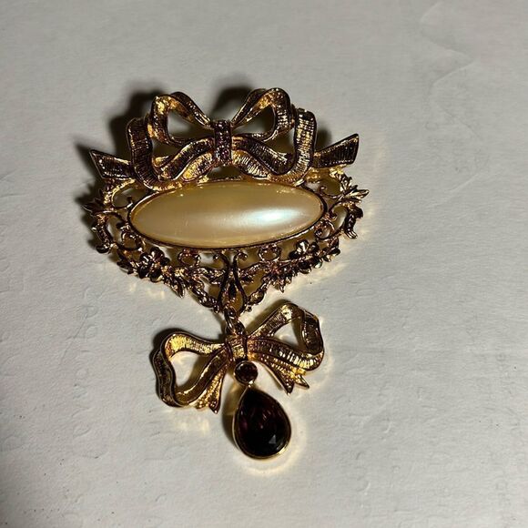 Vintage AVON Romantic style Brooch with amethyst rhinestone/faux pearl. - Picture 1 of 4